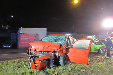 Zwei Personen bei Verkehrsunfall schwer verletzt