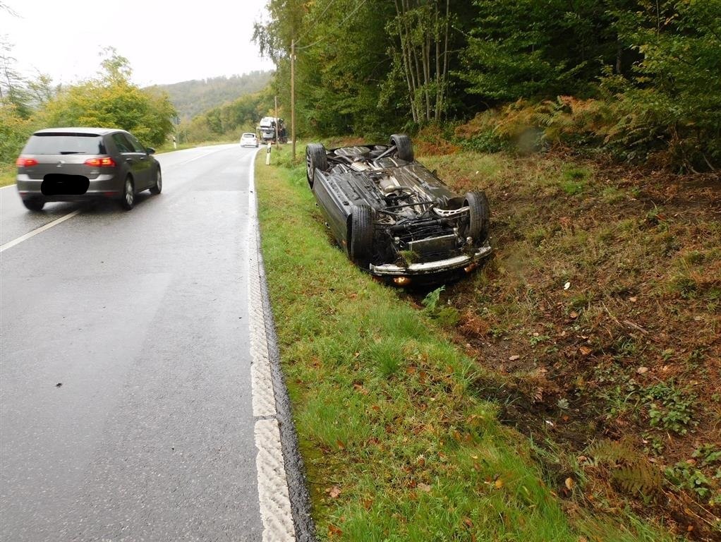 Ein Auto, das aus Wallmenroth kommend Richtung Wissen unterwegs gewesen war, berschlug sich und landete im Straengraben. (Foto: Polizei) 