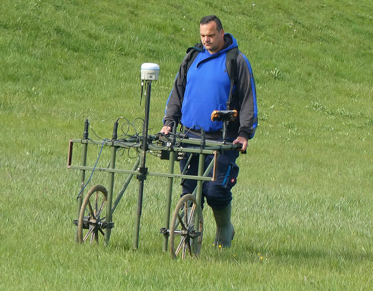 Riesige Wiesenflchen muss dieser Mann und seine Kollegen nach Waffen absuchen. Fotos: Jrgen Grab 