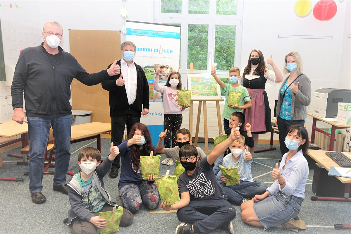 Milag-Vorsitzender Michael Horper aus Bad Kreuznach und Vorstandsmitglied Jrg Mller aus Neuwied berreichten Siegerurkunde, Preise und Milchfrhstcks-Pakete. Fotos: Jrgen Grab