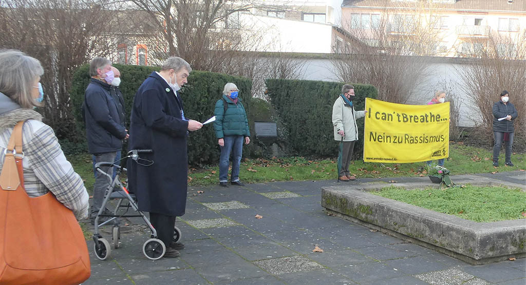 Amnesty International hatte in Neuwied zu einer Gedenkveranstaltung am Mahnmal fr die Opfer des Faschismus eingeladen. Fotos: Jrgen Grab