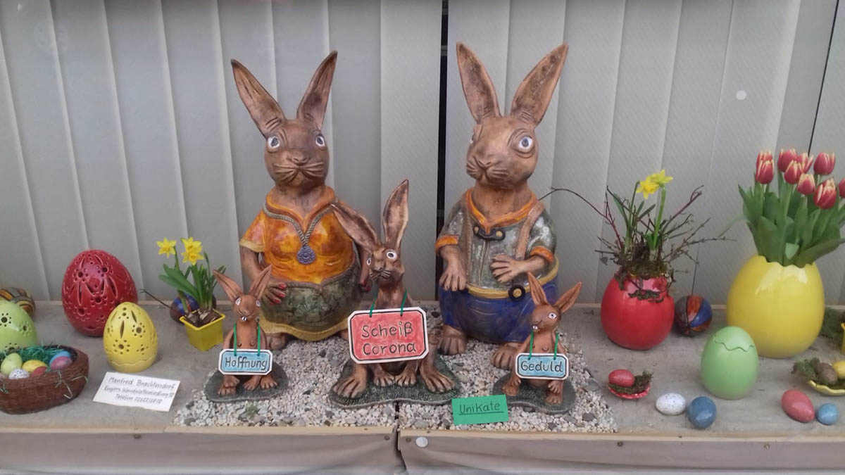 Leerstehendes Ladenlokal mit groem Schaufenster ziert dekoratives Osterbild