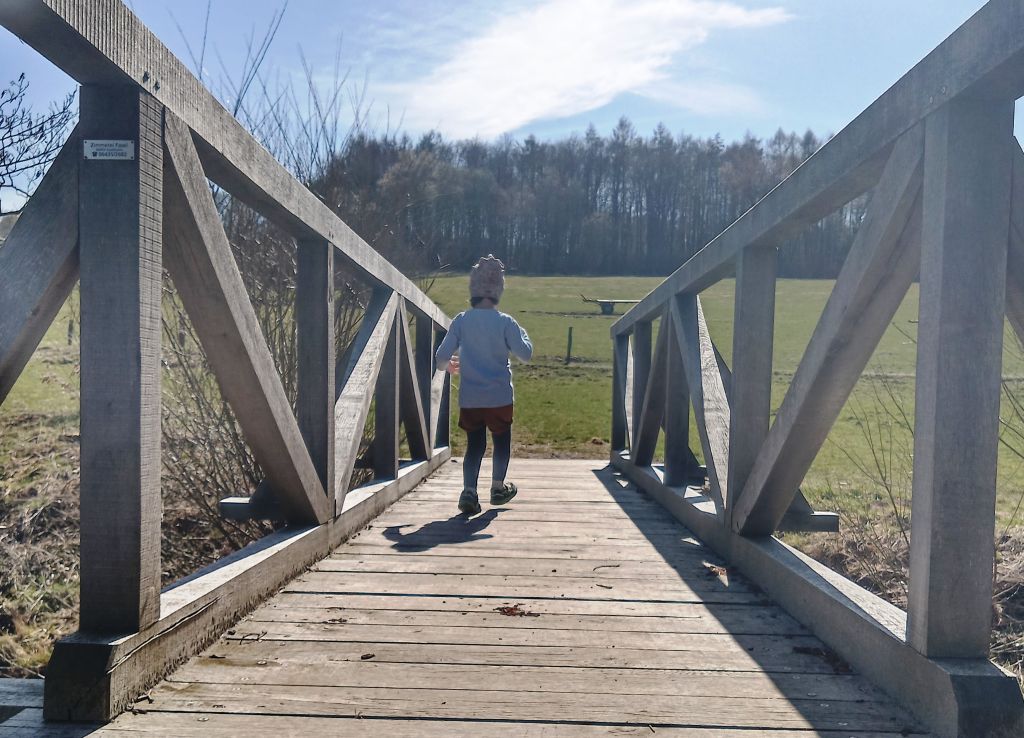 Klein und Gro wandern im Westerwald. Fotos: Monika Leithold