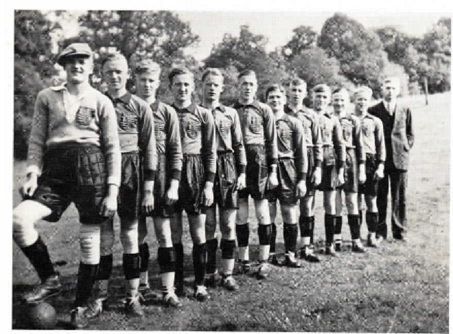 Im Jahre 1936 spielte die Schnsteiner Jugendmannschaft gegen die A-Jugend des Deutschen Meisters Schalke 04 und rang dem prominenten Gegner ein 2:2 ab. (Foto: Archiv Bruno Wagner/Sportfreunde Schnstein)