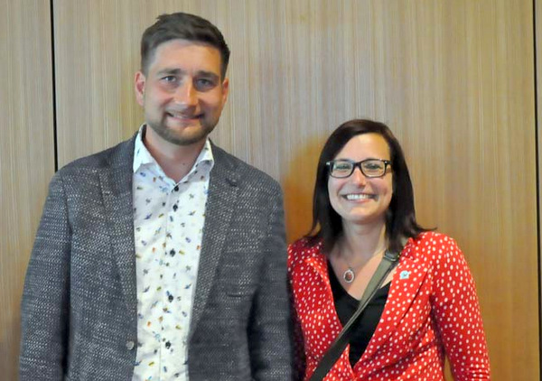 Der neue Altenkirchener Stadtbrgermeister heit Matthias Gibhardt, seine Frau Mirjam war die erste Gratulantin. (Foto: kk)