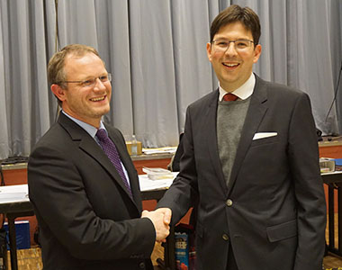 Jan Einig gratuliert seinem Stellvertreter Michael Mang (rechts). Foto: Stadt Neuwied
