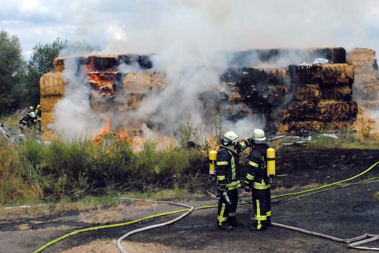 Fahrzeugbrand entwickelte sich zum greren Einsatz