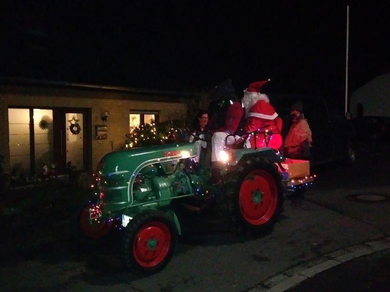 Kreative Nikolausaktion mit Traktor. Fotos: privat