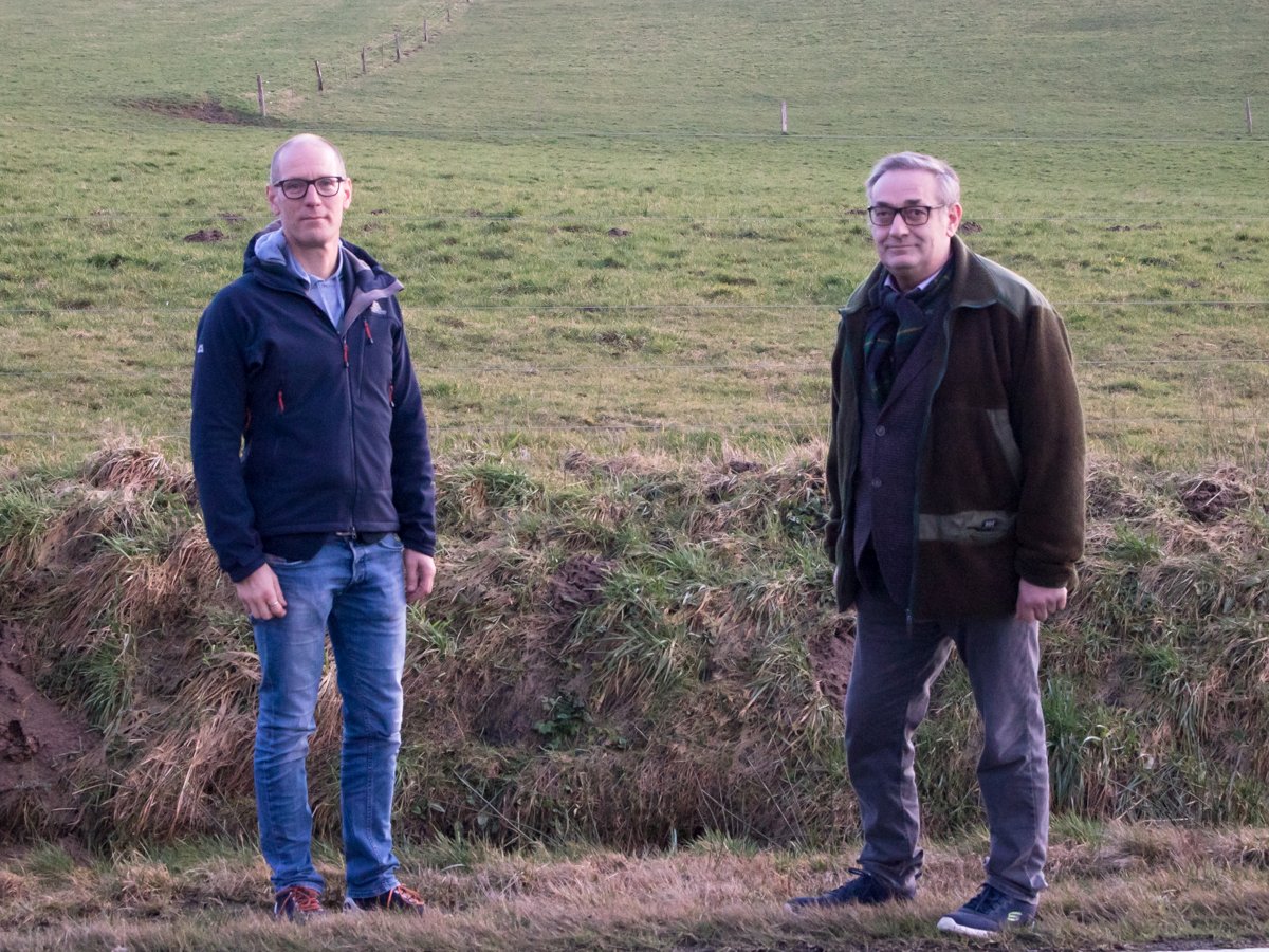 Von links: Markus Mille (Geschftsfhrer des Bauern- und Winzerverbands Rheinland-Nassau) und Josef Schwan (AK-Kreisvorsitzender des Bauern- und Winzerverbandes) vor einer wolfssicher eingezunten Weide bei Hachenburg, wo auch die Bezirksgeschftsstelle Altenkirchen, Neuwied, Westerwald ihren Standort hat. (Fotos: Stefanie Schuhen) 