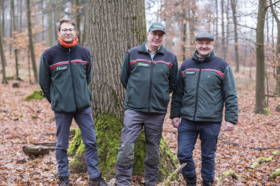 Von links: Referendar Paul Lewetzky, Revierfrster Heinrich Kron und Forstamtsleiter Uwe Hoffmann. Fotos: Helmi Tischler-Venter