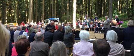 Die evangelische Kirburger Kirchengemeinde besuchte zu Pfingsten die Nachbarn in Unnau beim Waldgottesdienst. (Foto: Evangelisches Dekanat Westerwald)