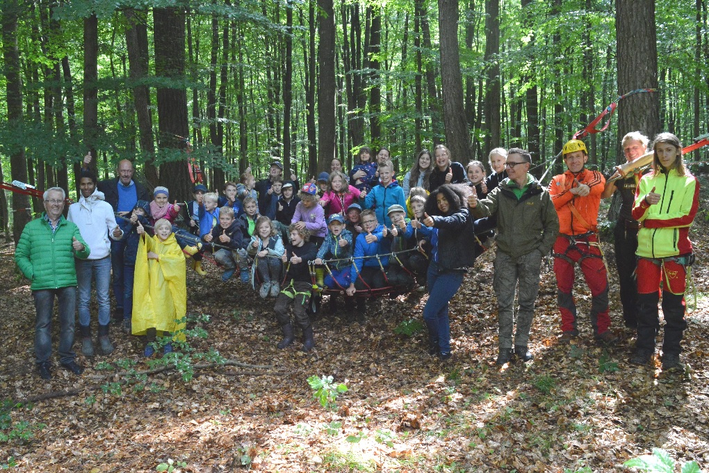 Die Waldferien sind ein Erfolg: Kinder und Betreuer-Team haben groen Spa. (Foto: Stadt Montabaur / Ingrid Ferdinand)