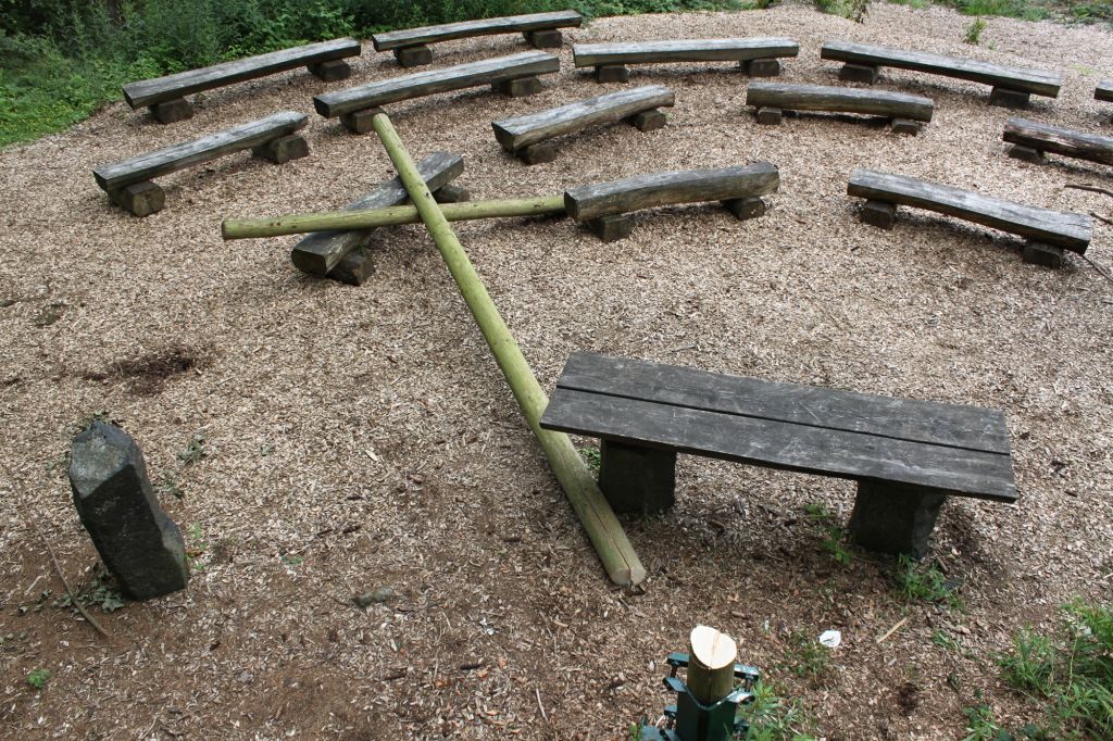 Unbekannte haben das Holzkreuz an der Unnauer Waldkirche abgesgt. Fotos: Sabine Hammann-Gonschorek