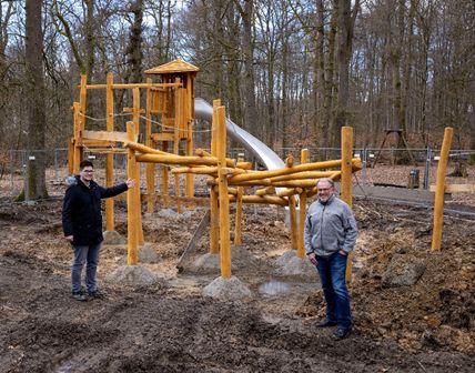 Bauleiter Pascal Denter stellt Brgermeister und Vorsitzender des EWS Peter Klckner den neuen Motorik-Parcour vor. Foto: Rder-Moldenhauer
