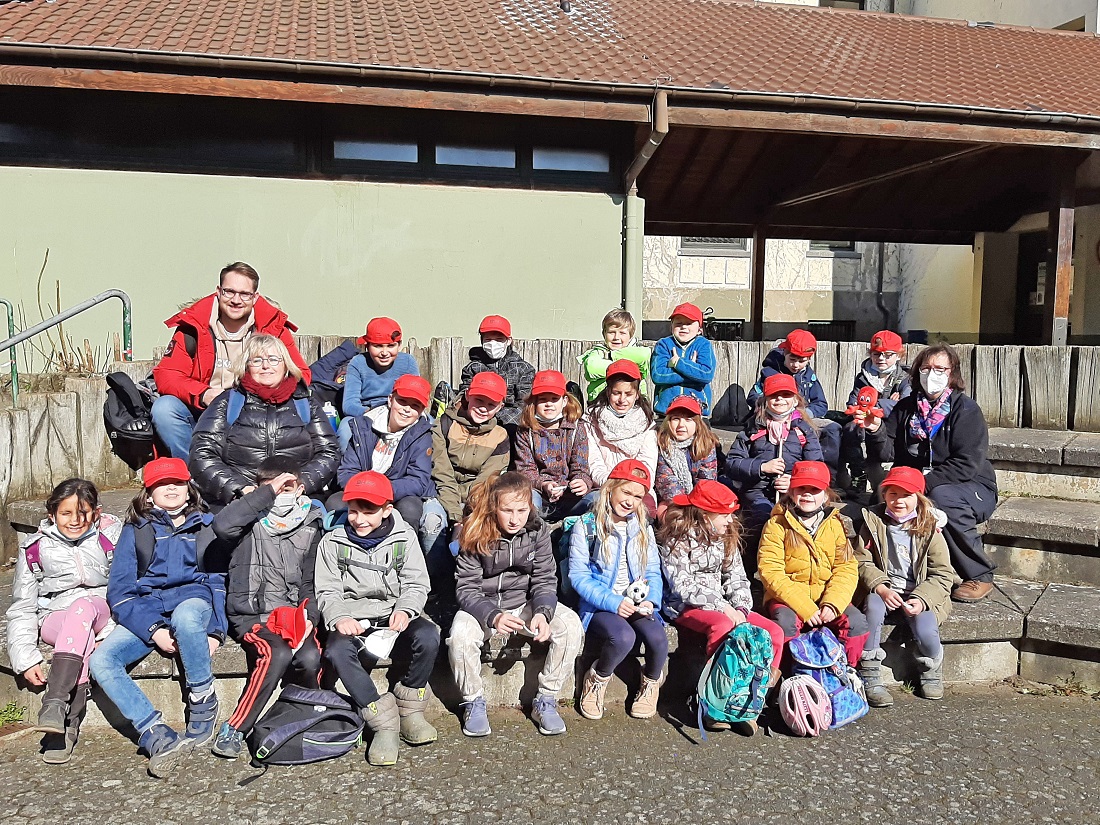 Die Tigerklasse der GS Am Reichenberg mit Klassenleitung Carmen Otto (links) und "BHAG" Projektleitung Maria-Elisabeth Loevenich (rechts). (Foto: Stadt Bad Honnef)