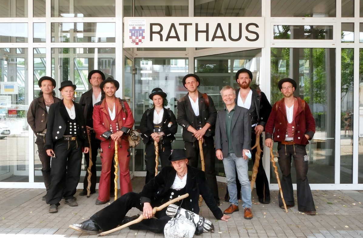 Bürgermeister Otto Neuhoff empfing am Freitag (20. Mai) eine Gruppe von Handwerkern auf der Walz im Rathaus der Stadt Bad Honnef. (Foto: Stadt Bad Honnef)