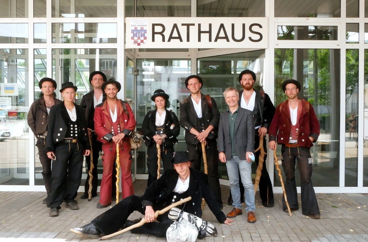 Brgermeister Otto Neuhoff empfing am Freitag (20. Mai) eine Gruppe von Handwerkern auf der Walz im Rathaus der Stadt Bad Honnef. (Foto: Stadt Bad Honnef)