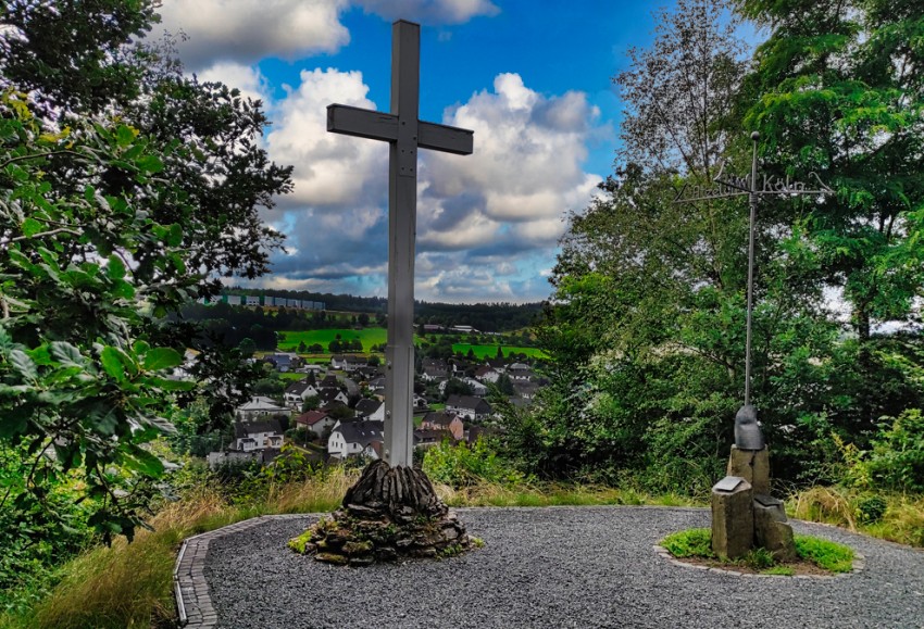 Gipfelkreuz mit Weitblick. Fotos: Axel Griebling