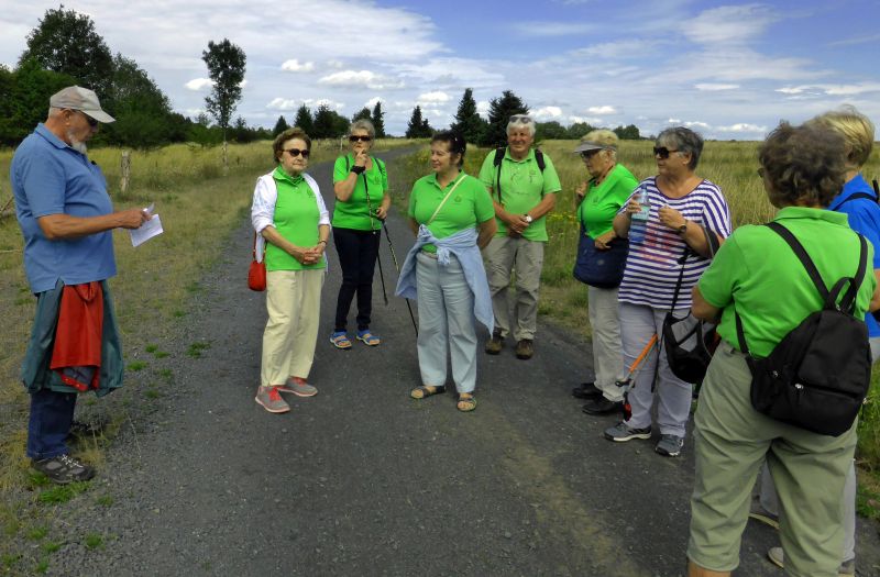 Wanderfhrer Bernd Ru informiert die Wanderer des WWV Bad Marienberg. Foto: privat