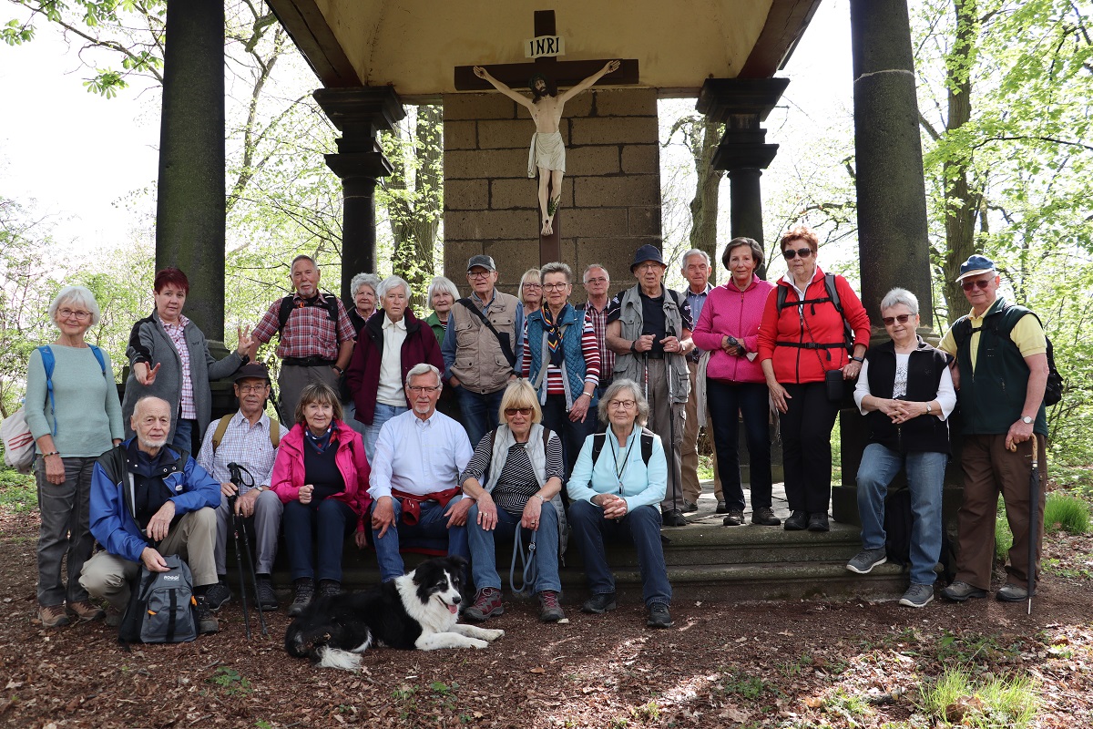 23 begeisterte Wanderfreunde wanderten bei bestem Wetter durch die regionalen Streuobstwiesen. (Foto: Georg Schuch)