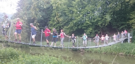 ber die Seilhngebrcke bei der Helmerother Mhle gelangten die Wissener Wanderer zum Hauptweg, dem Westerwaldsteig. (Foto: Wisserland-Touristik e. V.)