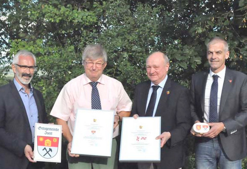 Prsentierten Wappen, Urkunden und Co.: (von links) Wolfgang Schneider, Wolfgang Hrter, Michael Lieber und Fred Jngerich. (Foto: kk)