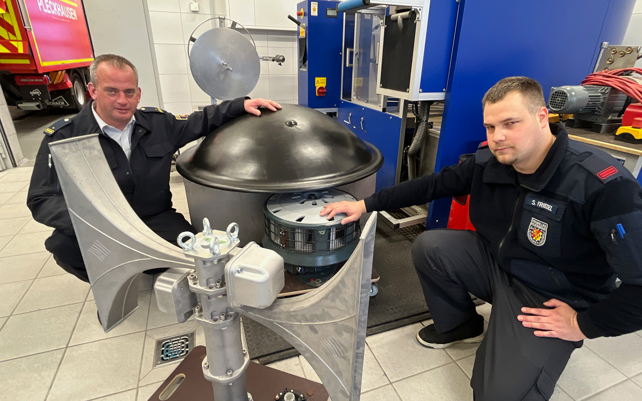 Ralf Schwarzbach (l.) und der Sirenenbeauftragte der VG-Feuerwehr Altenkirchen-Flammersfeld, Steven Friedel, mit zwei Sirenentypen. Mit den neuen Anlagen (im Vordergrund) werden auch Warnungen fr den Bevlkerungsschutz mglich sein. (Fotos: Kreisverwaltung)
