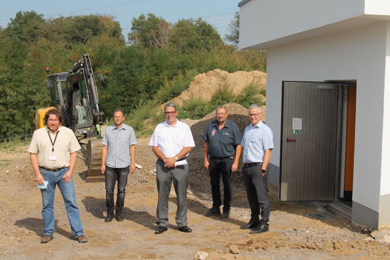 Die neue Pumpstation auf dem Hhnerberg bei Simmern ist in Betrieb. An dem Gemeinschaftsprojekt waren beteiligt (v.l.) Wolfgang Kochhan und Daniel Gronwald von der evm sowie der Erste Beigeordnete Andree Stein, Wassermeister Siegbert Herbst und Werkleiter Andreas Klute von der VG Montabaur. Foto: privat