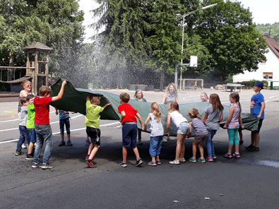 Das Wasserspiel machte Riesenspa. Foto: Jugendpflege