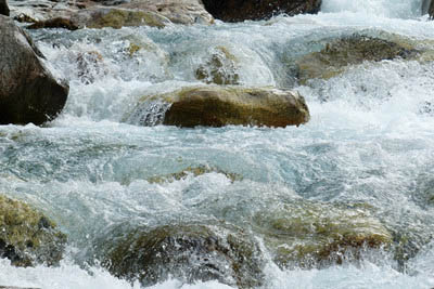 Rauschender Bach strmt ber groe Kieselsteine. Foto: Umweltministerium,  pixabay