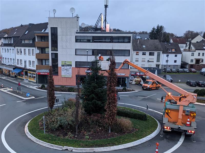 Heute Morgen wurde in der Wilhelmstrae die Weihnachtsbeleuchtung aufgehngt, inklusive der Lichterketten am Baum im Kreisel. (Foto: ddp)