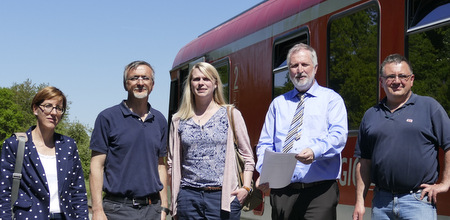 Vom Bus auf die Schiene wird der Schlerverkehr zwischen dem Gebhardshainer Land und den Betzdorfer Schulen fr die Zeit der Brckenbaustelle in Betzdorf verlegt. Silke Rutkowski (SPNV Nord), Stefan Pung (rtlicher Betriebsleiter Westerwaldbahn), Stefanie Becker (Betriebsleitung Personenverkehr Westerwaldbahn), Konrad Schwan (Erster Kreisbeigeordneter) und Michael Grdelbach (Lokfhrer) erluterten die Einzelheiten. (Foto: GW) 