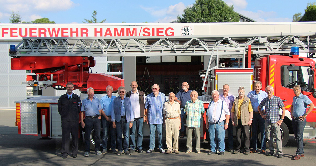 Wehrleiter Heiko Grttner (von links), Dieter Galow, Horst Krauskopf, Erhard Paul, Ulrich Ebert, Wolfgang Baier, Siegfried Selbach, Klaus Schumacher, Rdiger Krah, Dieter Albrecht, Jrgen Solbah, Hans-Dietmar Ludwig, Karl-Ulrich Paul, Erwin Krmer und VG-Brgermeister Dietmar Henrich, es fehlt Gerhard berholz. (Fotos: FF Hamm)