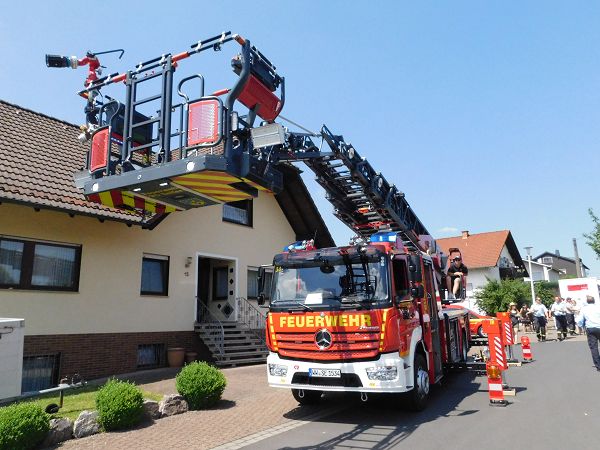 Der mit viel Liebe und groem know-how organisierte Kreisfeuerwehrtag hatte die Chance, einer interessierten ffentlichkeit Einblicke in die Ablufe und das Geschehen bei der Feuerwehr zu gewhren. Chance genutzt, alle waren zufrieden. Fotos: wear