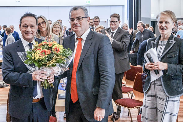 MdB Dr. Andreas Nick (Mitte) und die Montabaurer Brgermeisterin Gabi Wieland (rechts) zhlten zu den ersten Gratulanten, die Landrat Achim Schwickert fr den bevorstehenden Wahlkampf alles Gute wnschten. Fotos: menzel-online.de