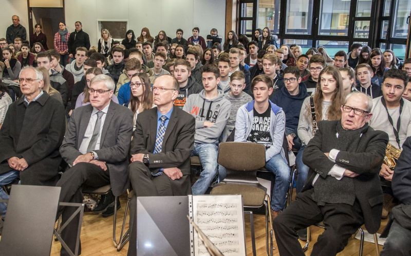 Zahlreiche Vertreter des ffentlichen Lebens, der Kirchen und aus der Politik gedachten gemeinsam mit den Schlern des Gymnasiums im Kannenbckerland der Opfer des Nationalsozialismus. Fotos: menzel-online.de