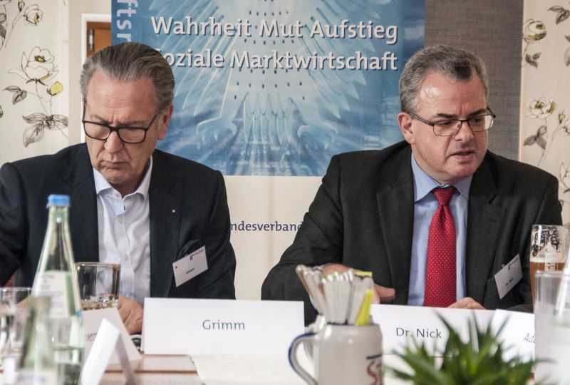 MdB Dr. Andreas Nick (rechts) referierte in Wirges auf Einladung des Sektionssprechers des CDU Wirtschaftsrates, Jrgen Grimm, zu Chancen der Digitalisierung. Fotos: menzel-online.de