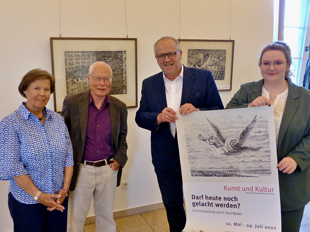 Doris und Gnter Wagenknecht (von links) aus Bonn haben dem Kreis Altenkirchen ihre ansehnliche Sammlung von Werken A. Paul Webers geschenkt. Gemeinsam mit Landrat Dr. Peter Enders erffneten sie in der Kreisverwaltung die aktuelle Ausstellung, die Luisa Lck organisiert hat. (Foto: Kreisverwaltung)