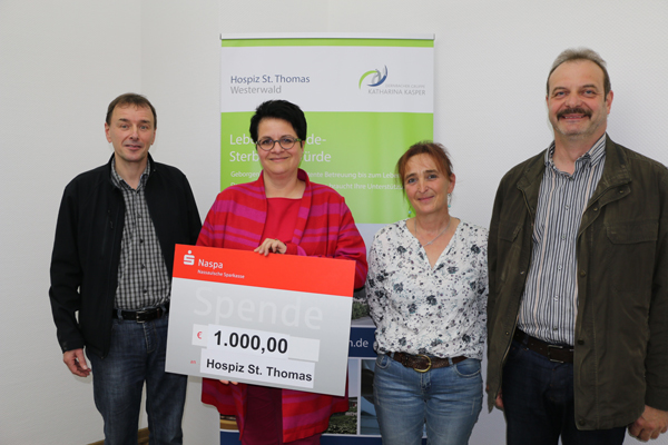 Jrg Sturm (links), Petra Jung (Dritte von links) und Karl-Heinz Hebgen (rechts) von der Drflichen Gemeinschaft Dahlen berreichten den Spendenscheck an Geschftsfhrerin Elisabeth Disteldorf (Zweite von links). Foto: Privat