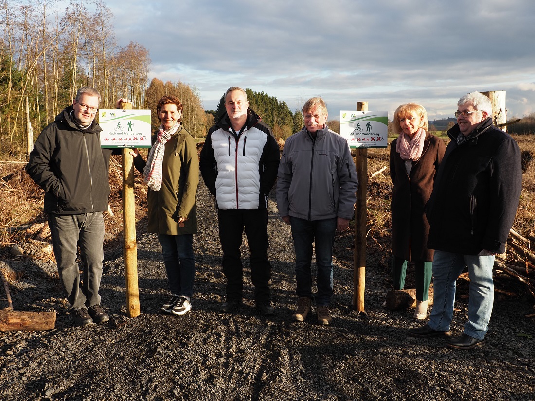 Zu sehen sind am neuen Wegabschnitt (v.l.): Markus Hof, Nina Engel, Holger Bcker, Martin Rudolph, Marion Meuer, Christoph Hoopmann. (Foto: Tatjana Steindorf)