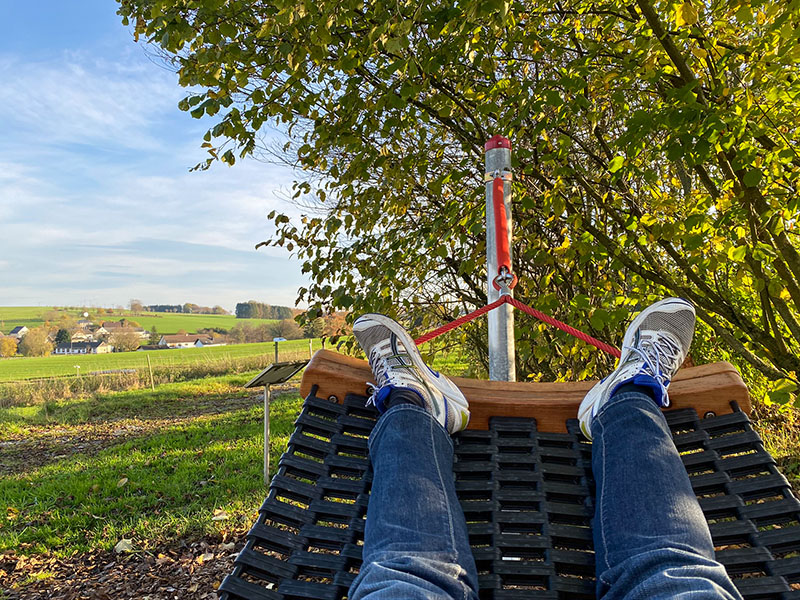 In der "Hngematte" auf dem "Weg der Sinne" in Werkhausen. Fotos: Bjrn Schumacher