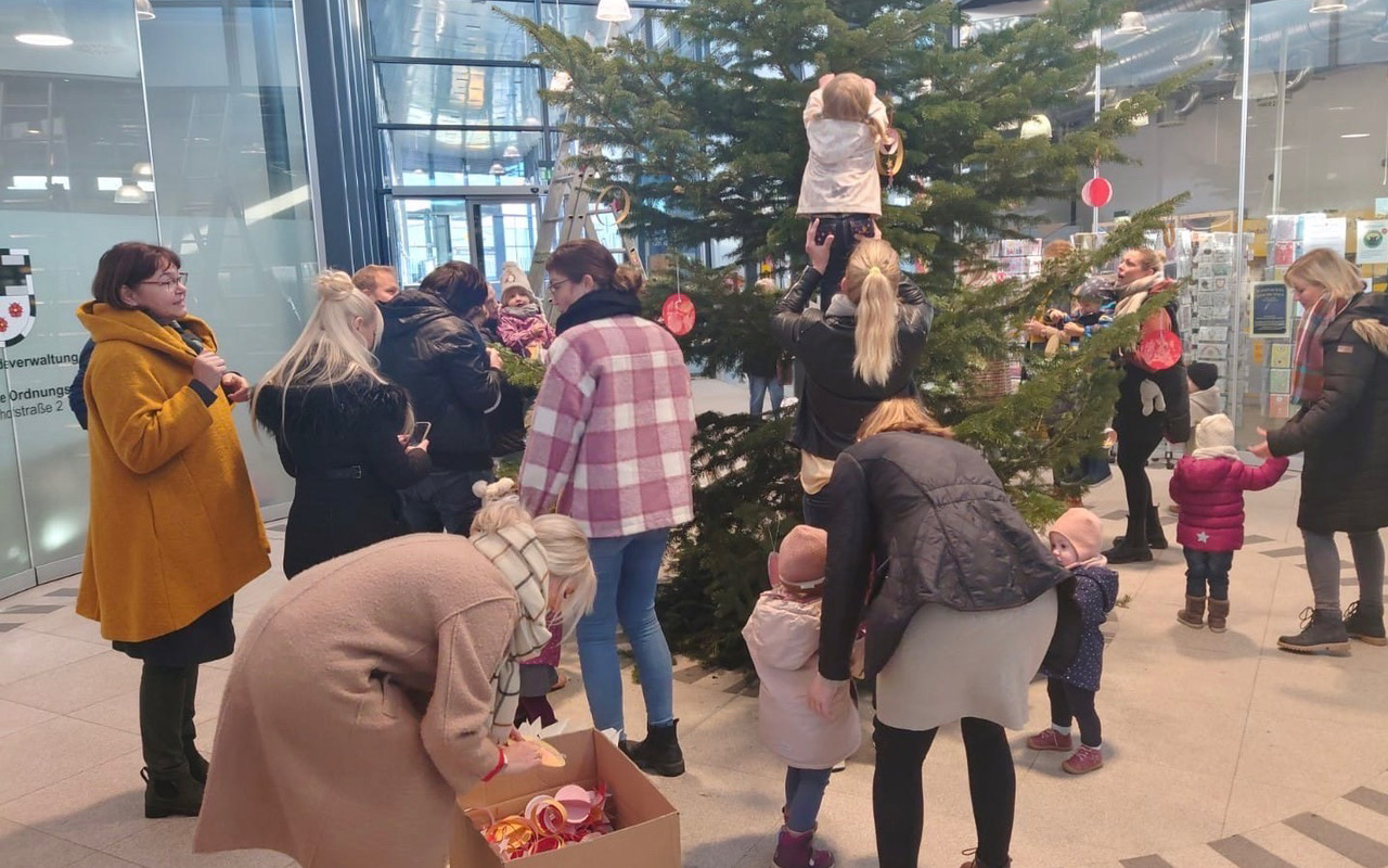 Am Dienstag (22. November) fand das traditionelle Weihnachtsbaumschmcken im Wissener Regiobahnhof statt. Groe Freude hatten nicht nur die Kleinen. (Fotos: Treffpunkt Wissen)