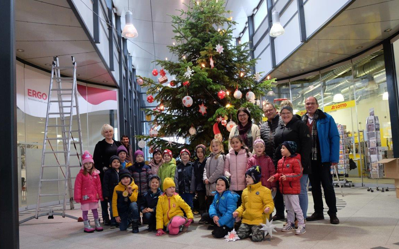 Am Dienstag, dem 22. November wird der groe Tannenbaum im Regiobahnhof in Wissen von Kindern der Kindertagessttten geschmckt. Alle sind herzlich eingeladen an der schnen Tradition teilzunehmen (Archivfoto: KathaBe) 