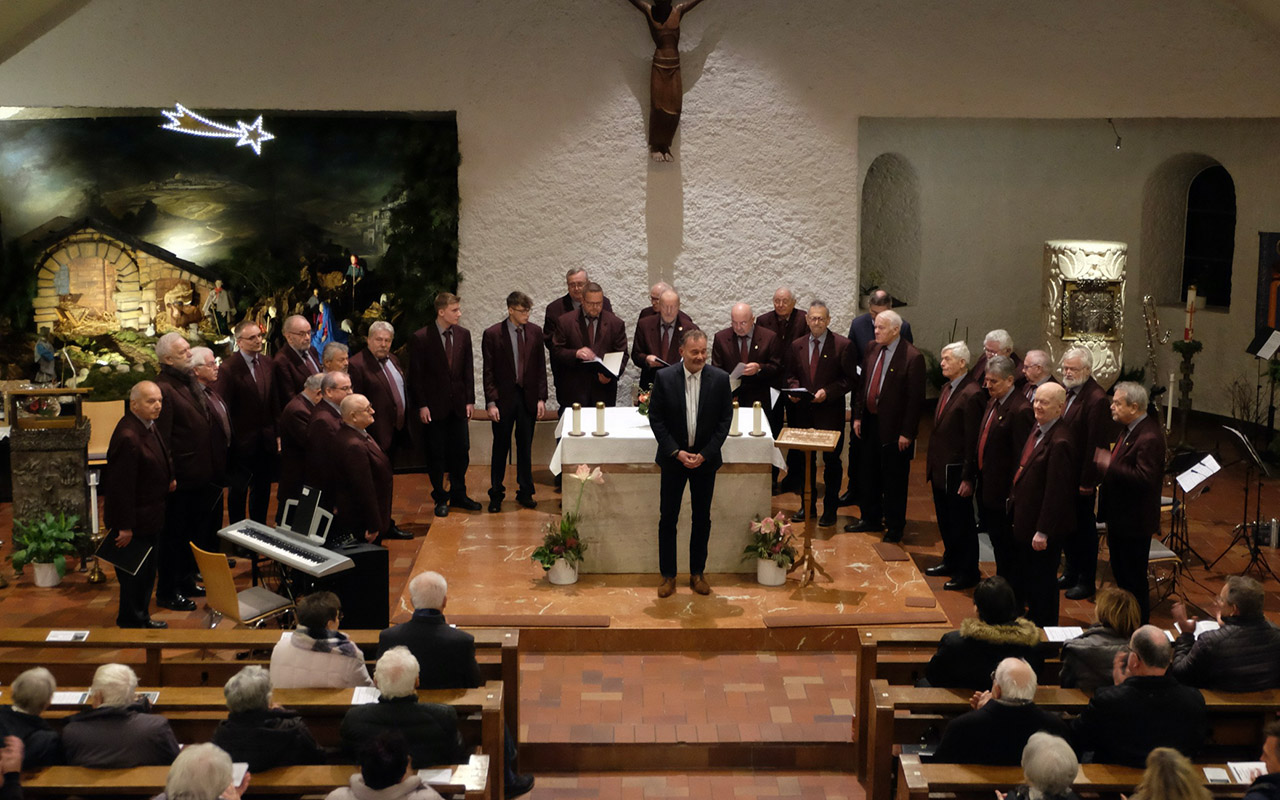 Mit derzeit 32 aktiven Sängern hat der MGV Sangeslust, unter Chorleitung von Hubertus Schönauer bereits seit geraumer Zeit ein abwechslungsreiches Programm eingeübt. (Fotos: KathaBe)