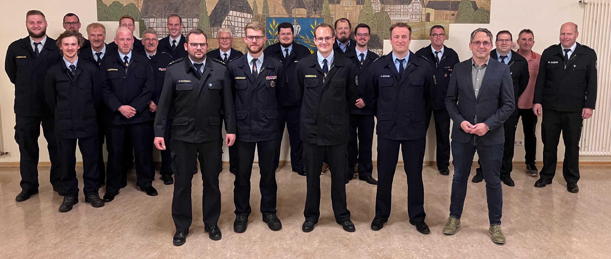 Vorn v.l.: Wehrleiter Tobias Haubrich, der scheidende stellvertretende Wehrfhrer Pierre Rdel, der neu gewhlte stellvertretende Wehrfhrer Nico Bronn, Wehrfhrer Nico Schwind und Brgermeister Oliver Gtsch (Fotoquelle: Verbandsgemeinde Selters)