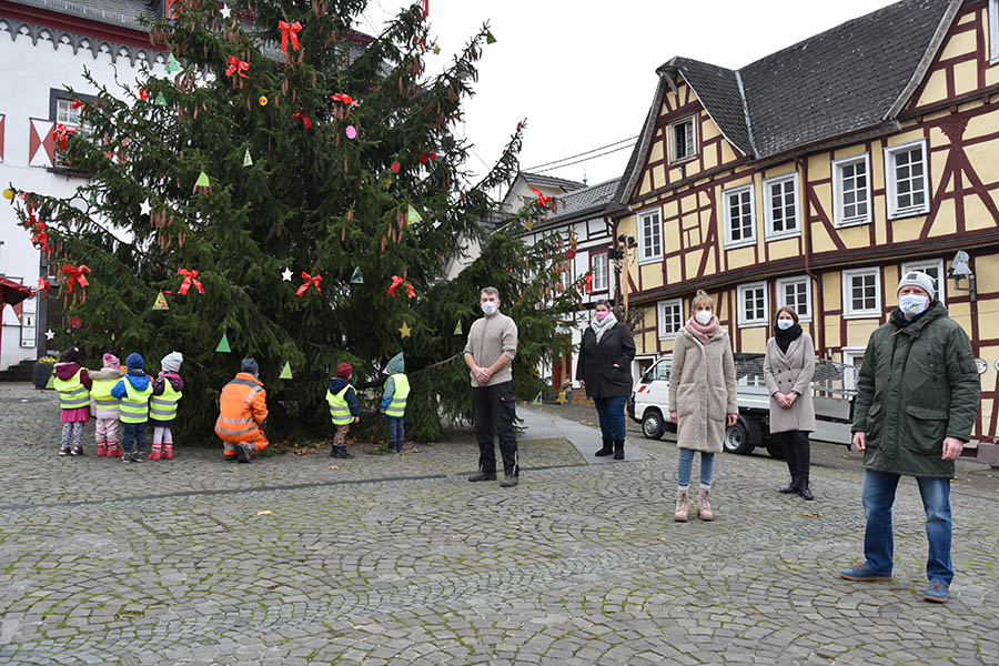 Kinder schmckten erstmals Weihnachtsbaum auf Linzer Marktplatz