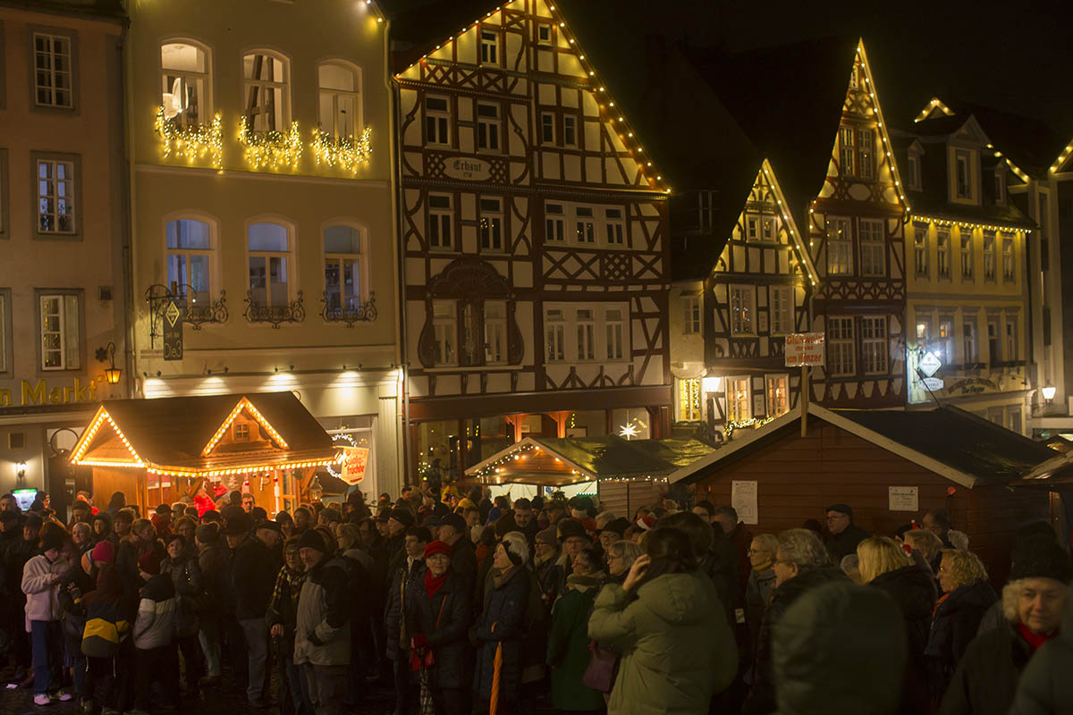 Hachenburger Weihnachtsmarkt mit prominenten Bhnenknstlern erffnet