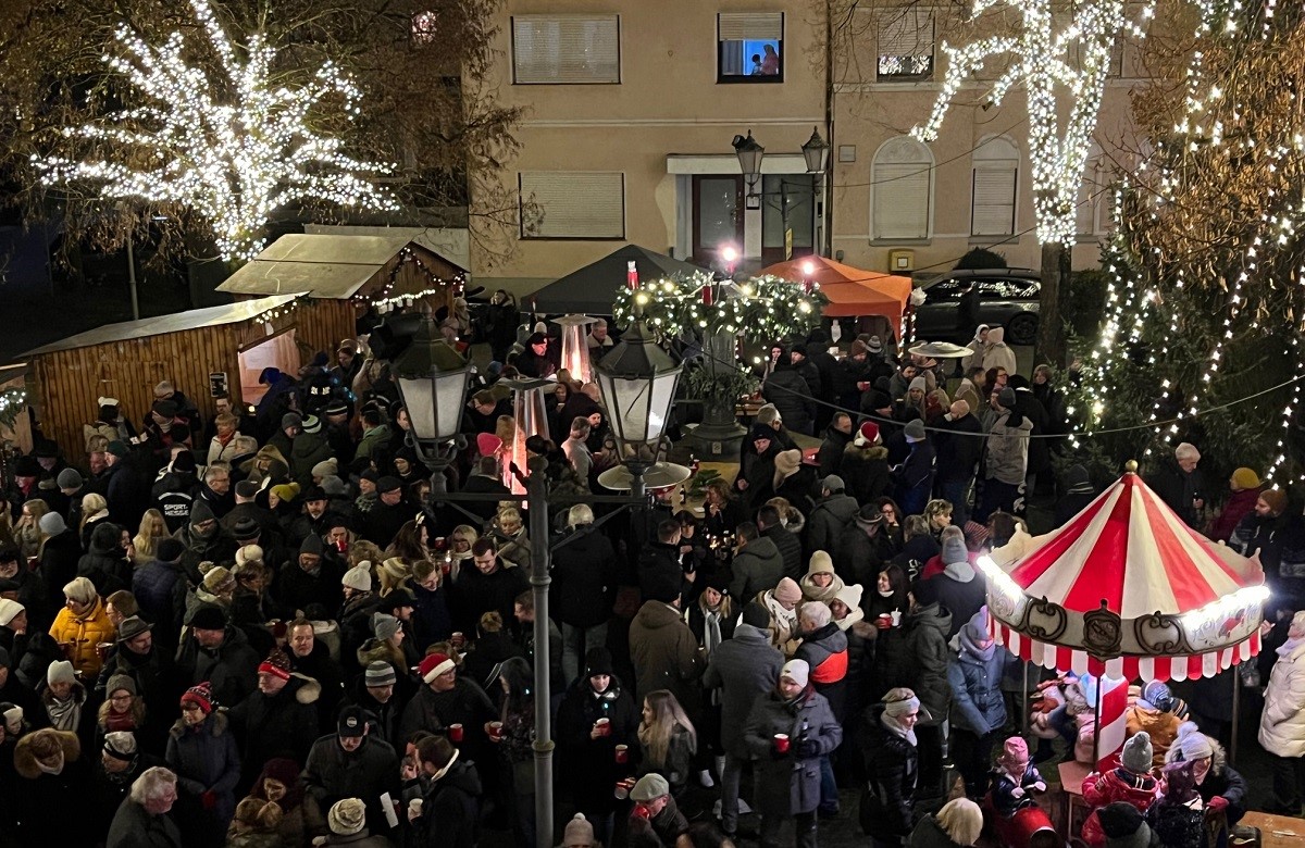 Geselliges Zusammenkommen beim Herschbacher Weihnachtsmarkt
