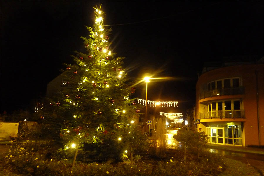 Dierdorfer Strae leuchtet weihnachtlich
