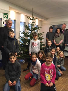 Grundschulkinder schmcken Weihnachtsbaum in VG Unkel